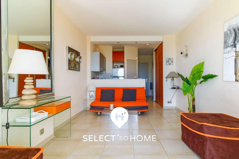 Bed, TV and multimedia, Kitchen or kitchenette, Living room, Seating area