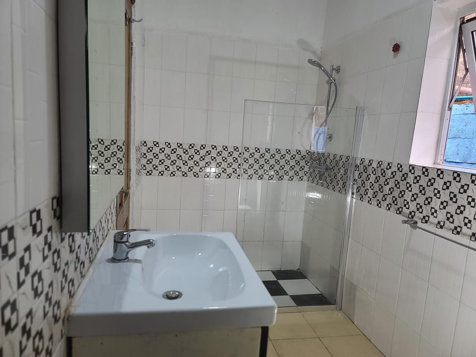 Scenic Mountain View House with Internet House in Freetown