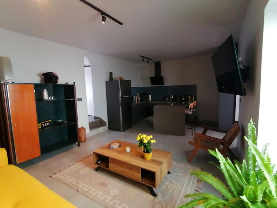 Communal lounge/ TV room, TV and multimedia, Kitchen or kitchenette, Living room, Seating area, Dining area