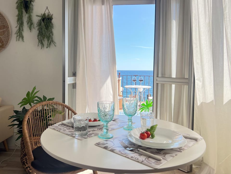 View (from property/room), Balcony/Terrace, Dining area, Sea view