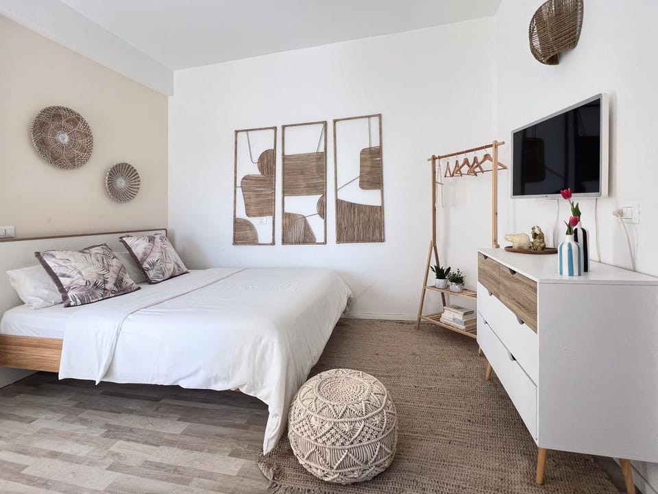 Photo of the whole room, Bedroom