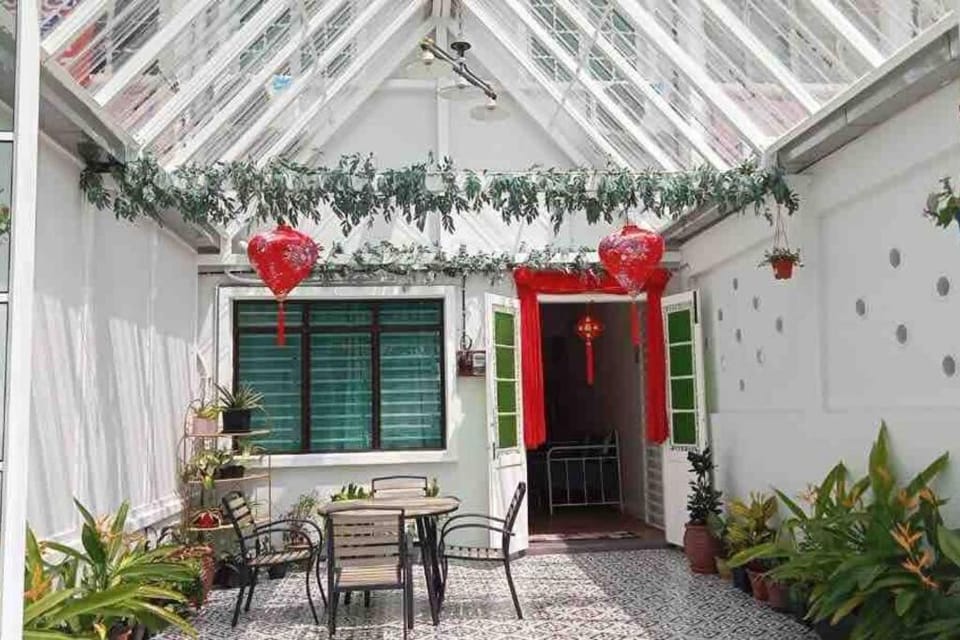 Property building, Balcony/Terrace, Dining area, Garden view