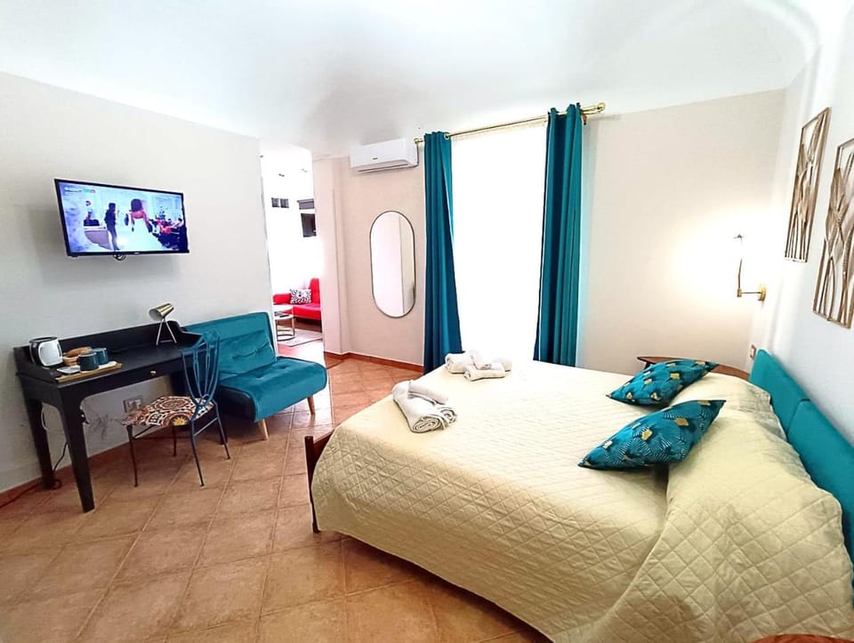 Bed, TV and multimedia, Photo of the whole room, Bedroom
