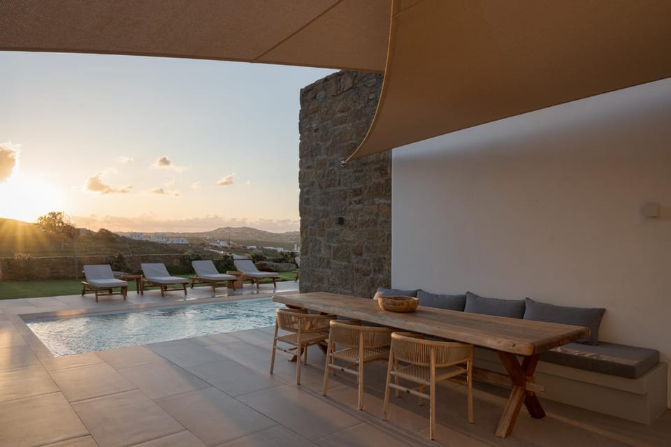 View (from property/room), Balcony/Terrace, Seating area, Dining area, Mountain view, Pool view, Swimming pool, sunbed