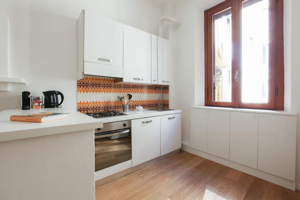 Coffee/tea facilities, Kitchen or kitchenette, stove