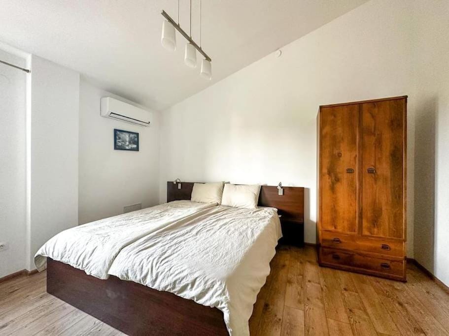 Bed, Photo of the whole room, Bedroom, wardrobe