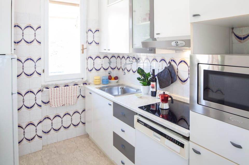Kitchen or kitchenette, dishwasher, minibar, stove