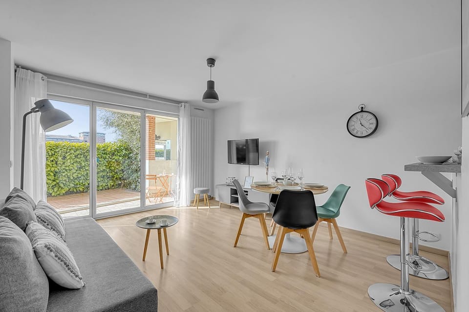 TV and multimedia, Living room, Seating area, Dining area