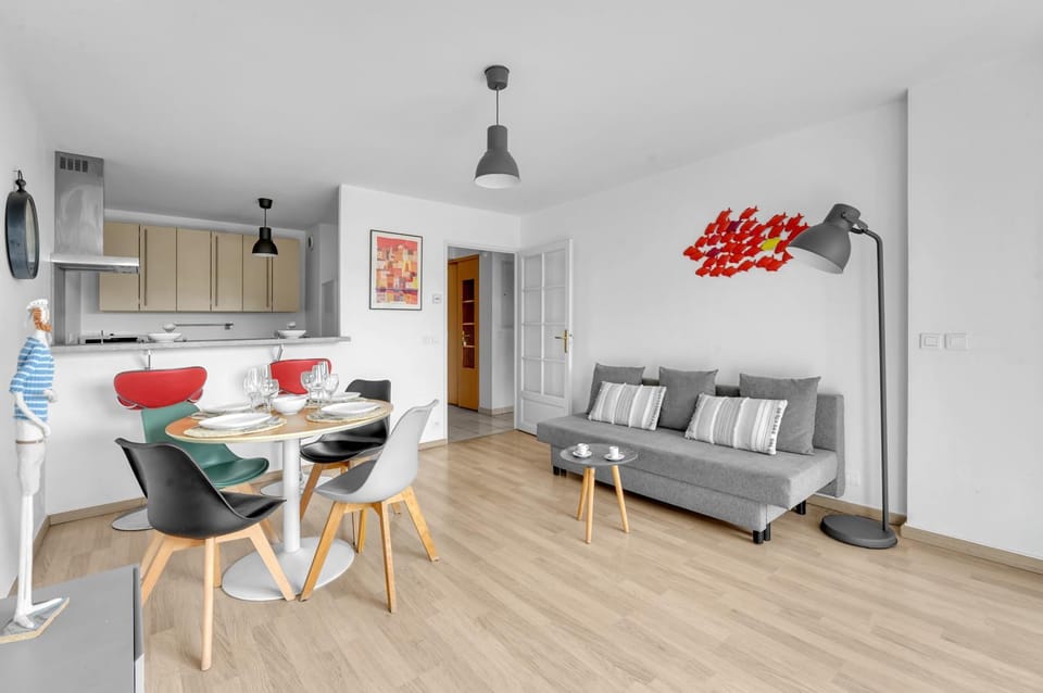 Kitchen or kitchenette, Living room, Seating area, Dining area, minibar, pet friendly