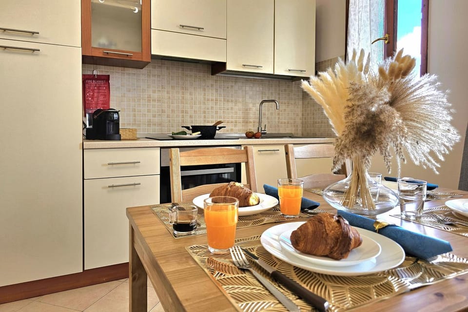 Kitchen or kitchenette, Food and drinks, Dining area, Food, minibar, pet friendly, stove