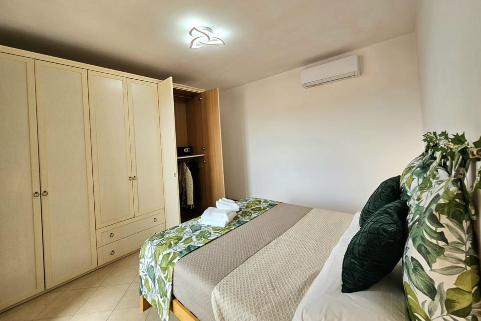 Bed, Photo of the whole room, Bedroom, wardrobe, air conditioner