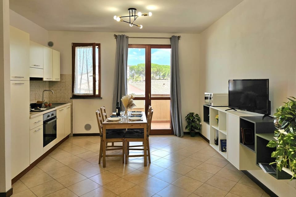 TV and multimedia, Kitchen or kitchenette, Dining area, minibar, oven, pet friendly, stove
