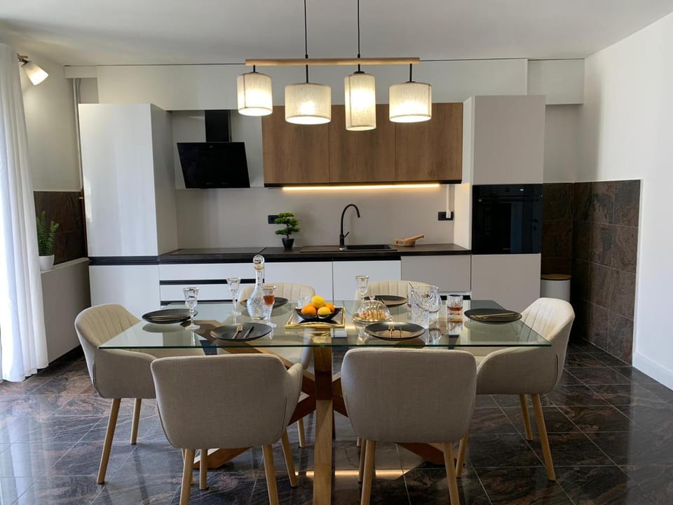 Kitchen or kitchenette, Dining area