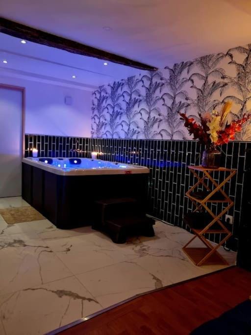 Hot Tub, Spa and wellness centre/facilities