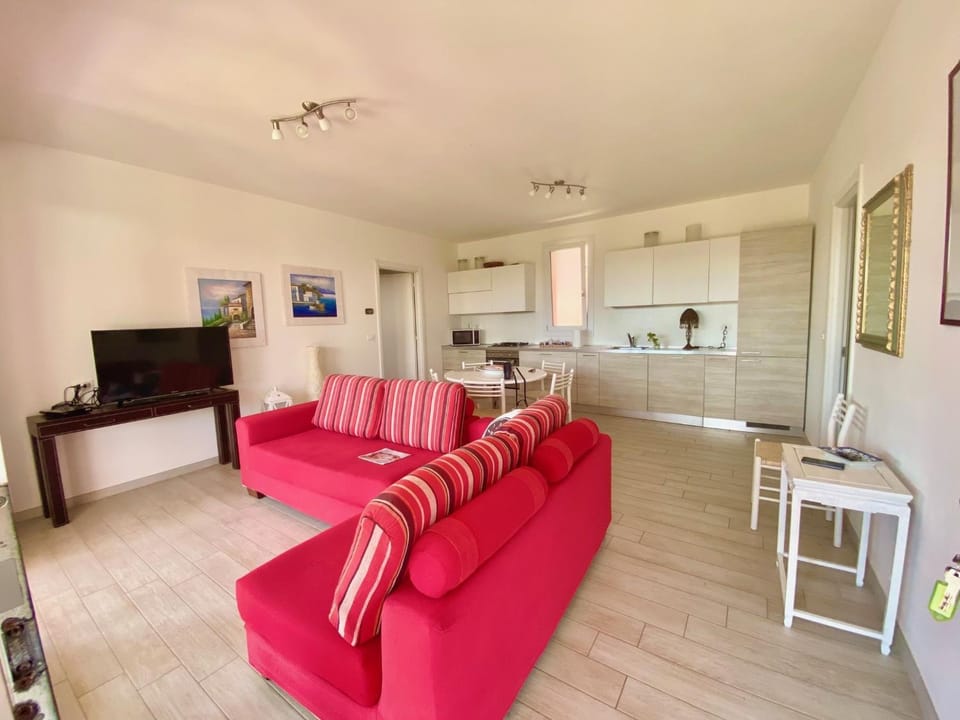 Communal lounge/ TV room, TV and multimedia, Living room, Dining area, microwave, oven, kitchen