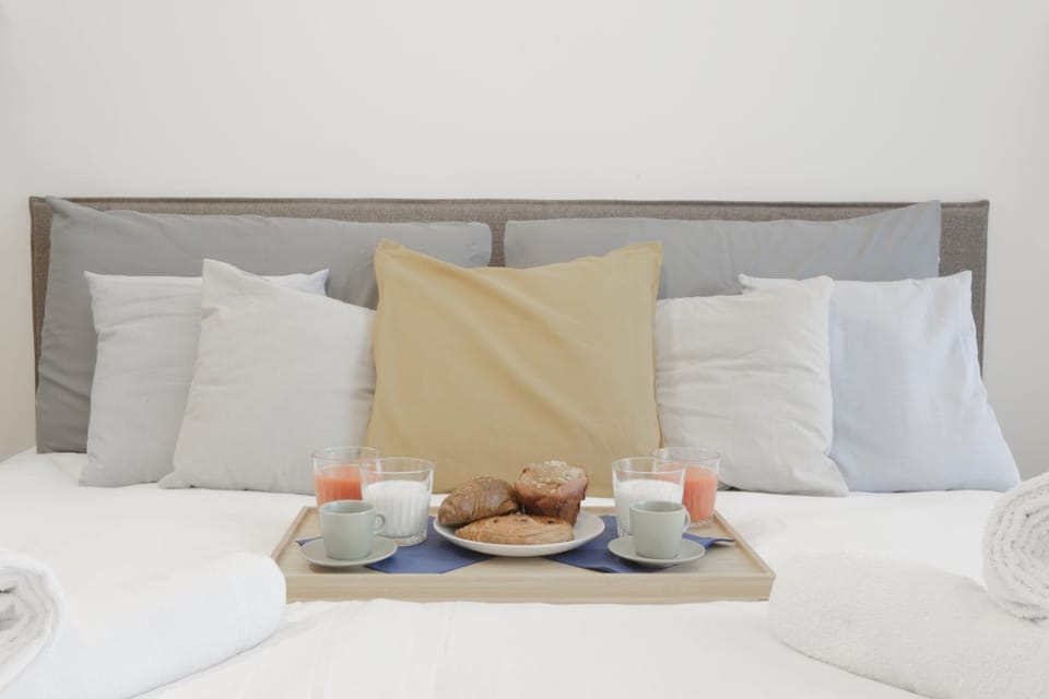 Bed, Decorative detail, Bedroom, towels