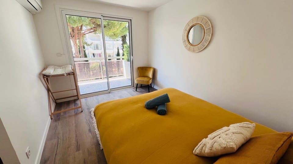 Photo of the whole room, Bedroom