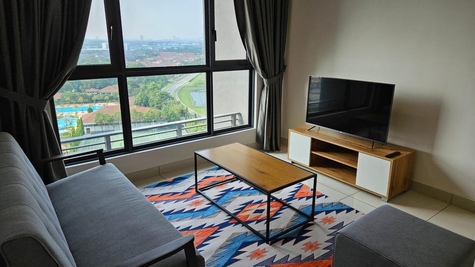 Communal lounge/ TV room, Natural landscape, TV and multimedia, Living room, Seating area, Evening entertainment