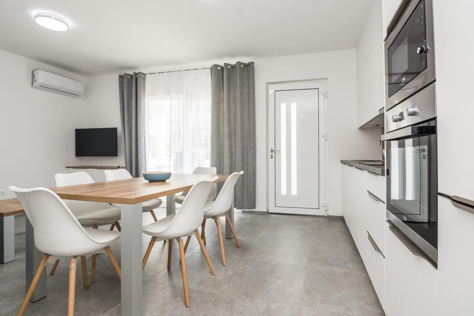 Communal lounge/ TV room, TV and multimedia, Kitchen or kitchenette, Living room, Seating area, Dining area, Evening entertainment, minibar, pet friendly, air conditioner