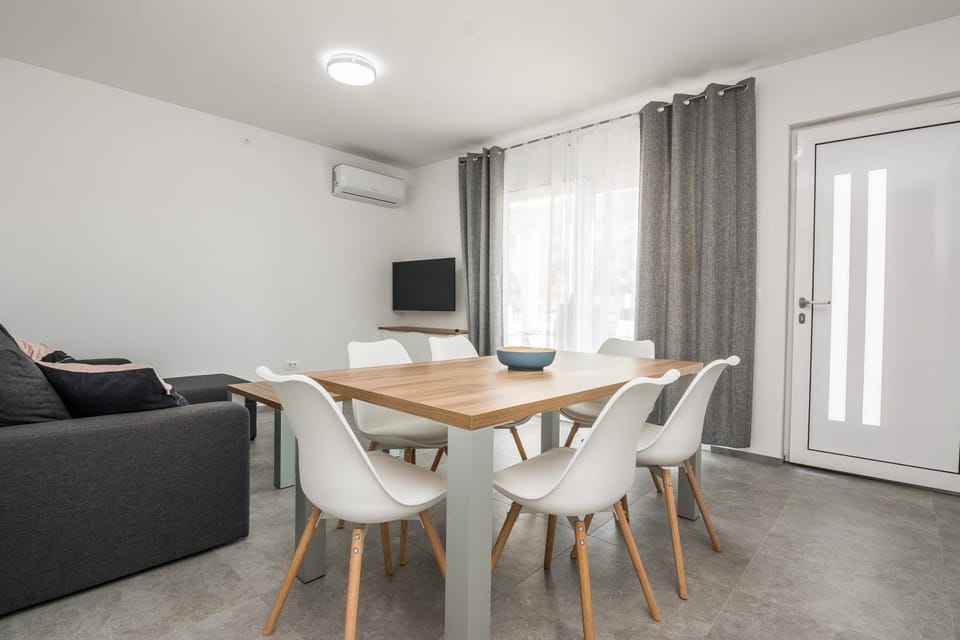 Communal lounge/ TV room, TV and multimedia, Living room, Seating area, Dining area, Evening entertainment, air conditioner