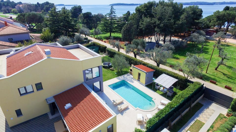 Bird's eye view, Pool view, Sea view, Swimming pool