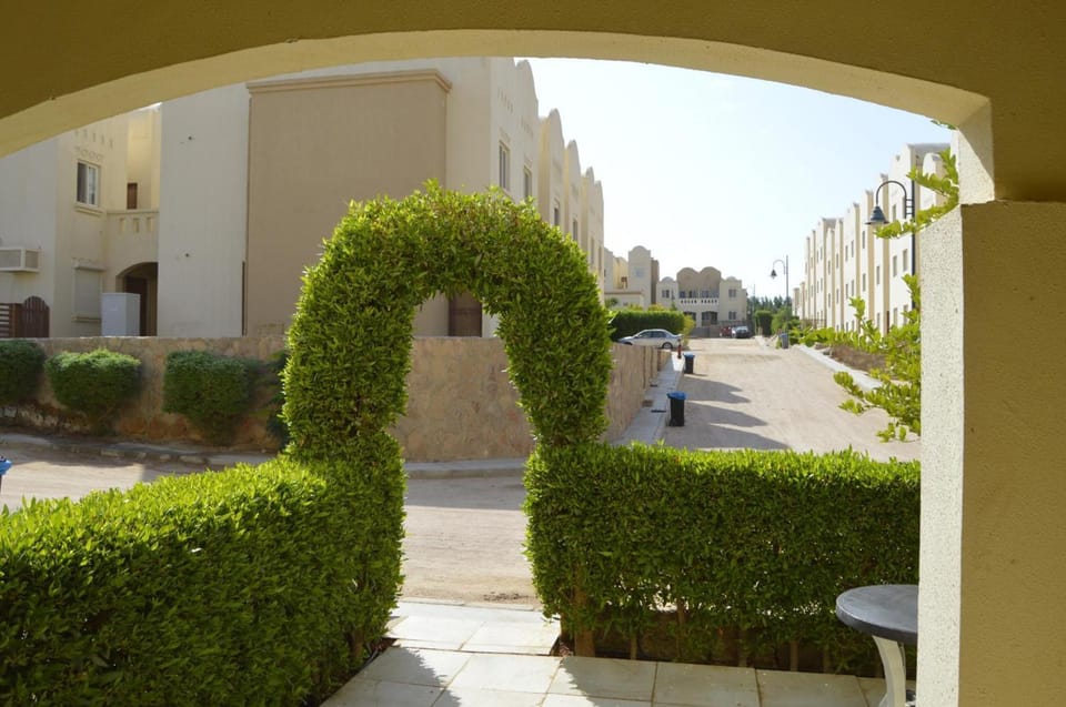 Day, Neighbourhood, Garden, Garden view, Street view, Parking