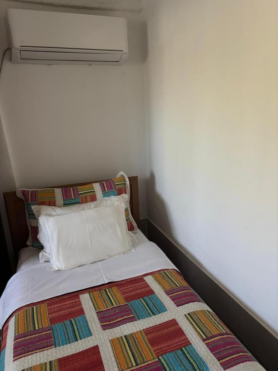 Bed, air conditioner