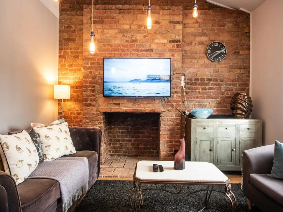 Bed, TV and multimedia, Living room, Other, Photo of the whole room, Seating area, Evening entertainment, Bedroom