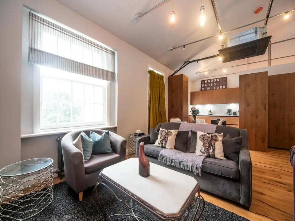 TV and multimedia, Kitchen or kitchenette, Living room, Other, Seating area