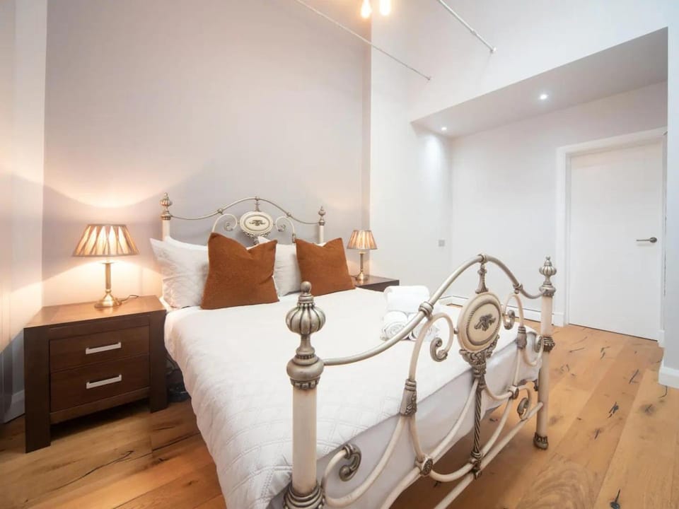 Bed, Other, Photo of the whole room, Bedroom