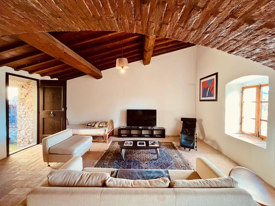 Communal lounge/ TV room, TV and multimedia, Living room, Seating area, Evening entertainment