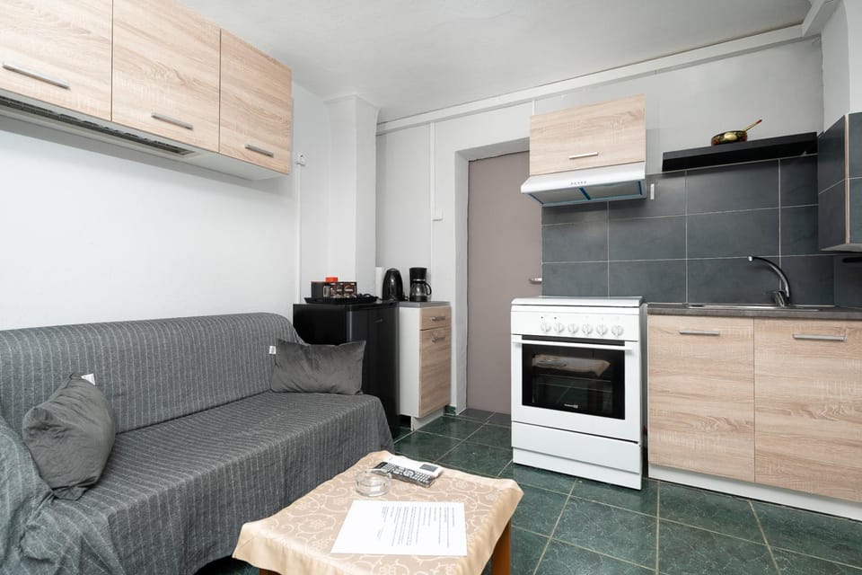 Coffee/tea facilities, Kitchen or kitchenette, Living room, Seating area, pet friendly, stove
