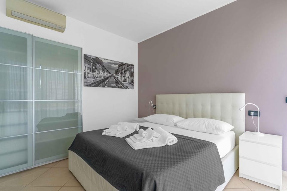 Bed, Bedroom, towels, wardrobe, air conditioner