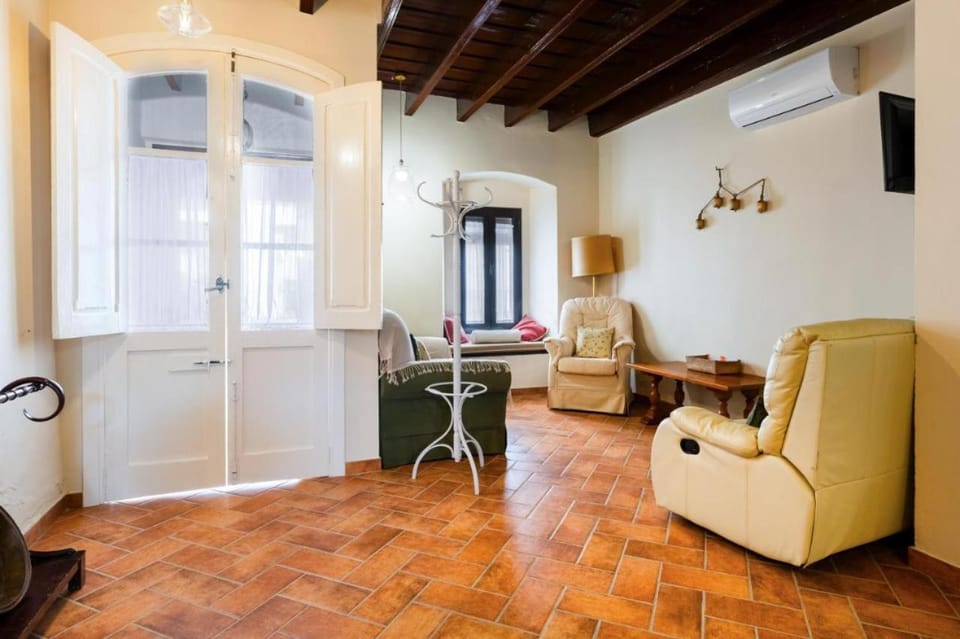 TV and multimedia, Living room, Seating area, air conditioner