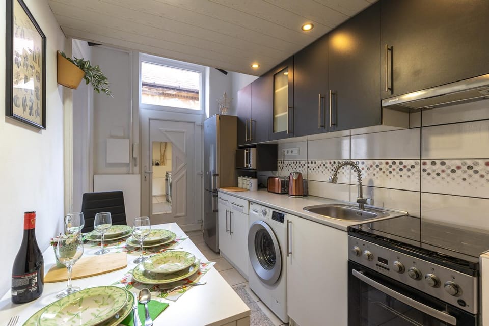 Kitchen or kitchenette, Dining area, minibar, pet friendly, stove, toaster, washing machine