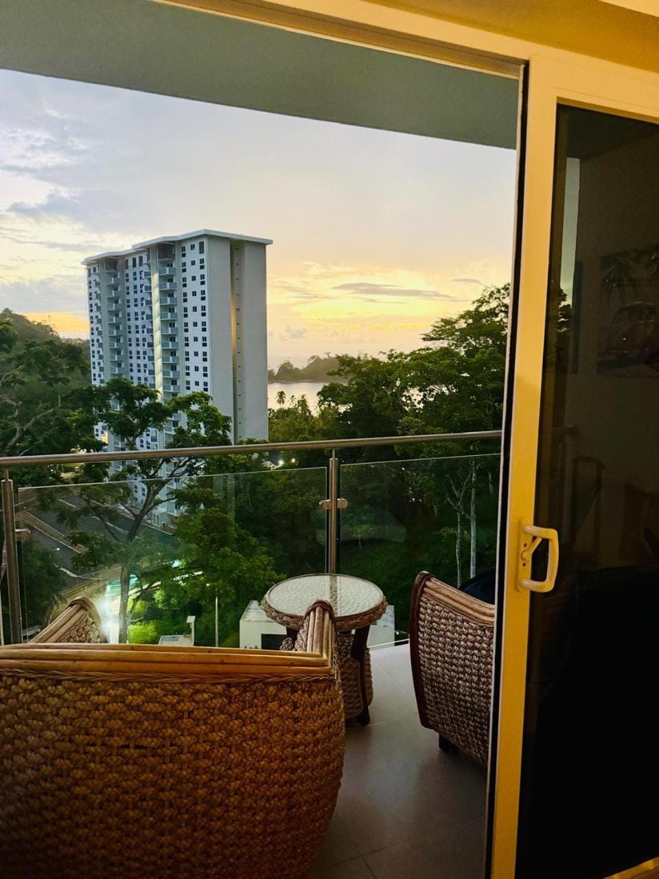 Deluxe Apt with Ocean View & Beach Access only 1 hour drive from San Jose Apartment in Puntarenas Province
