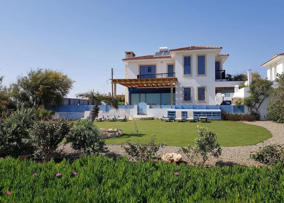 Stunning seafront villa with private pool Villa in Sotira