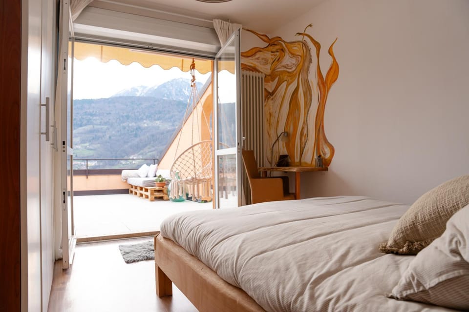 Bed, Natural landscape, Photo of the whole room, Bedroom, Mountain view