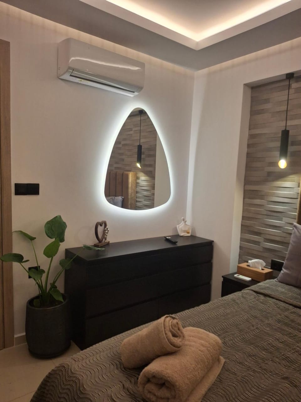 Photo of the whole room, air conditioner