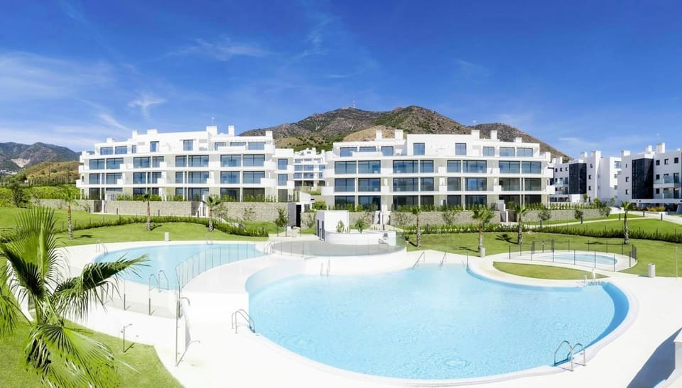 Property building, Mountain view, Pool view, Swimming pool