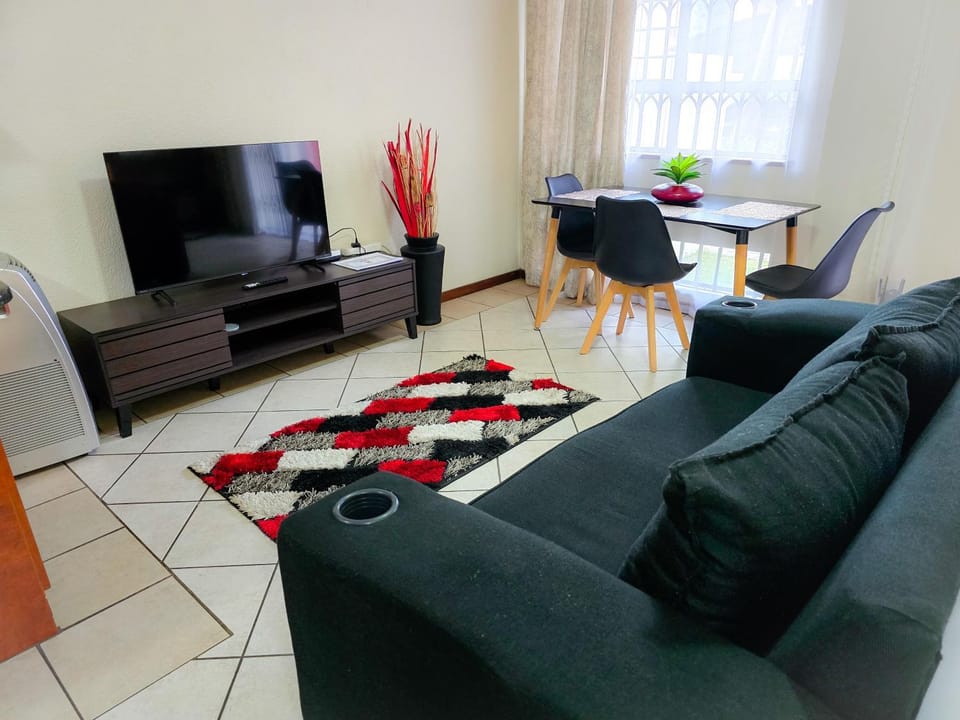 TV and multimedia, Seating area, Dining area