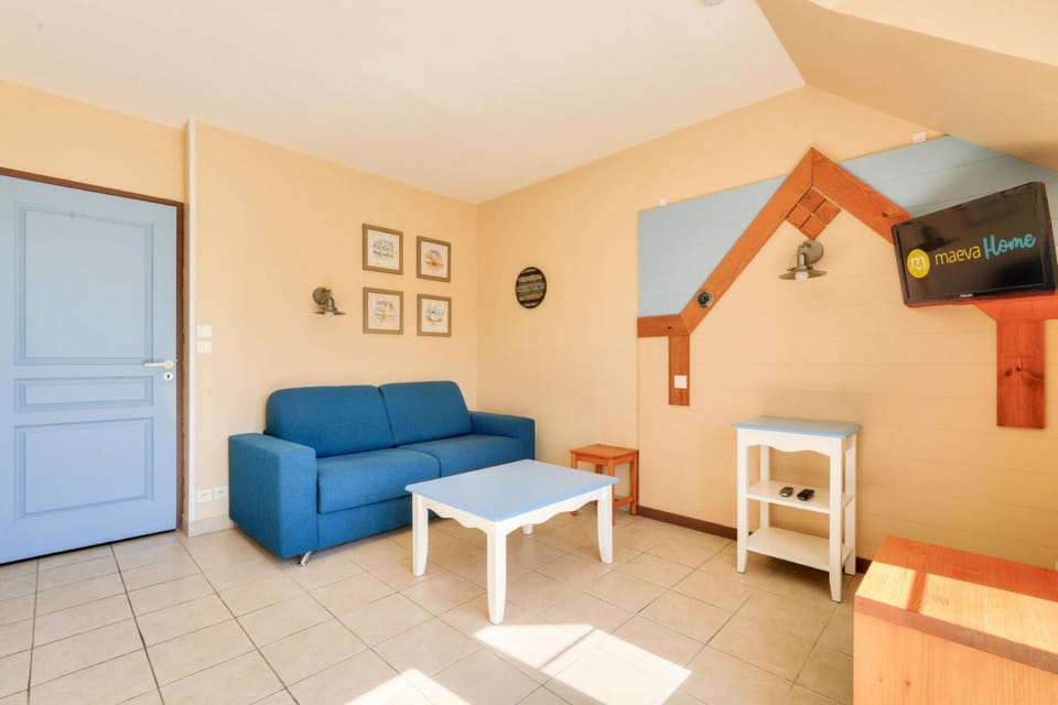 Bed, Living room