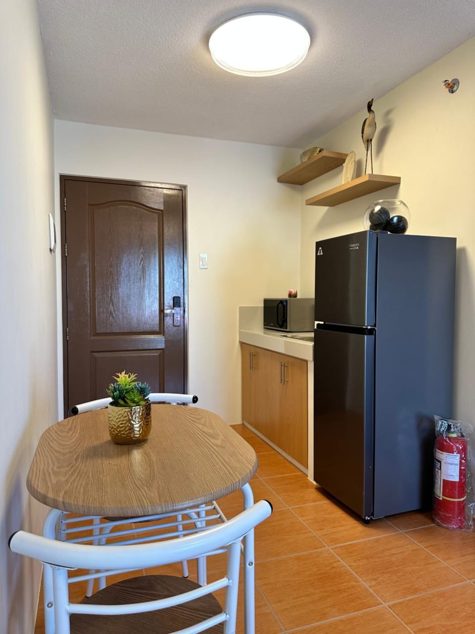 Resort-inspired Condo with Queen-size bed & 50-inch Smart TV Apartment in Lapu-Lapu City