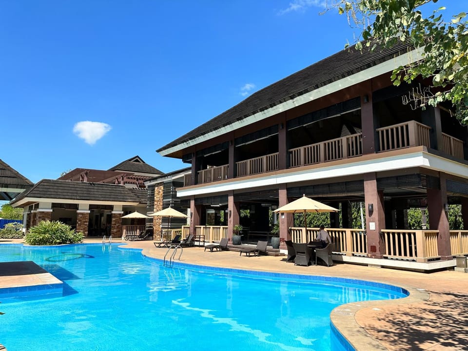 Resort-inspired Condo with Queen-size bed & 50-inch Smart TV Apartment in Lapu-Lapu City