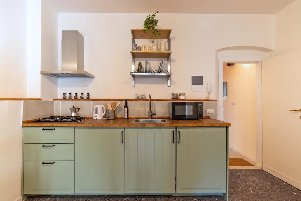 Coffee/tea facilities, Kitchen or kitchenette, microwave, stove, kitchen