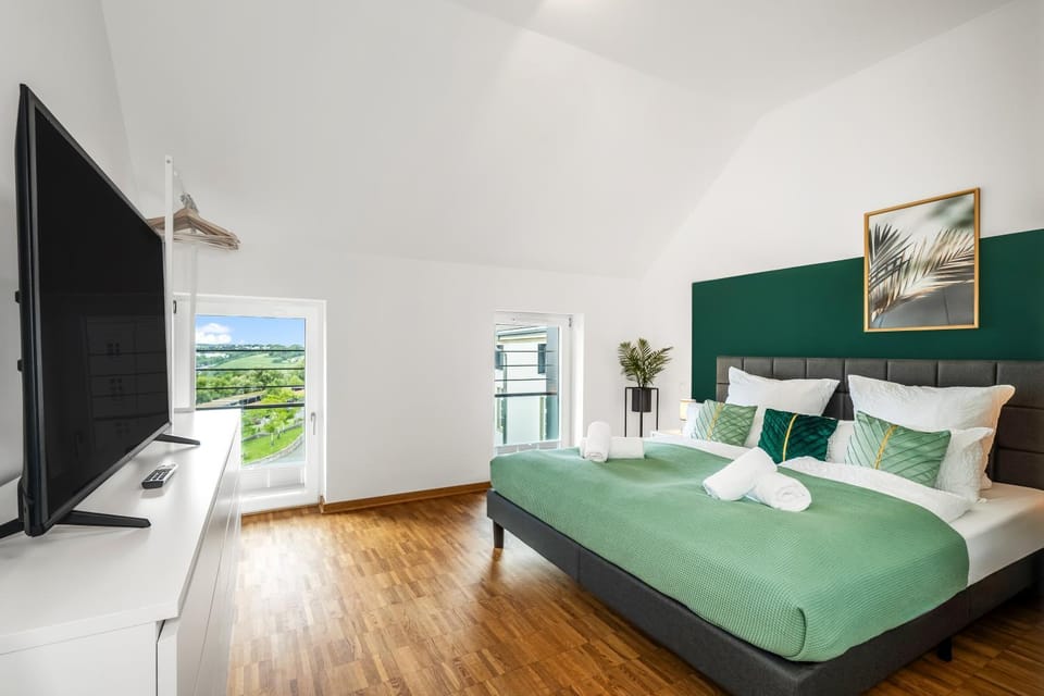 Bed, TV and multimedia, View (from property/room), Bedroom, towels