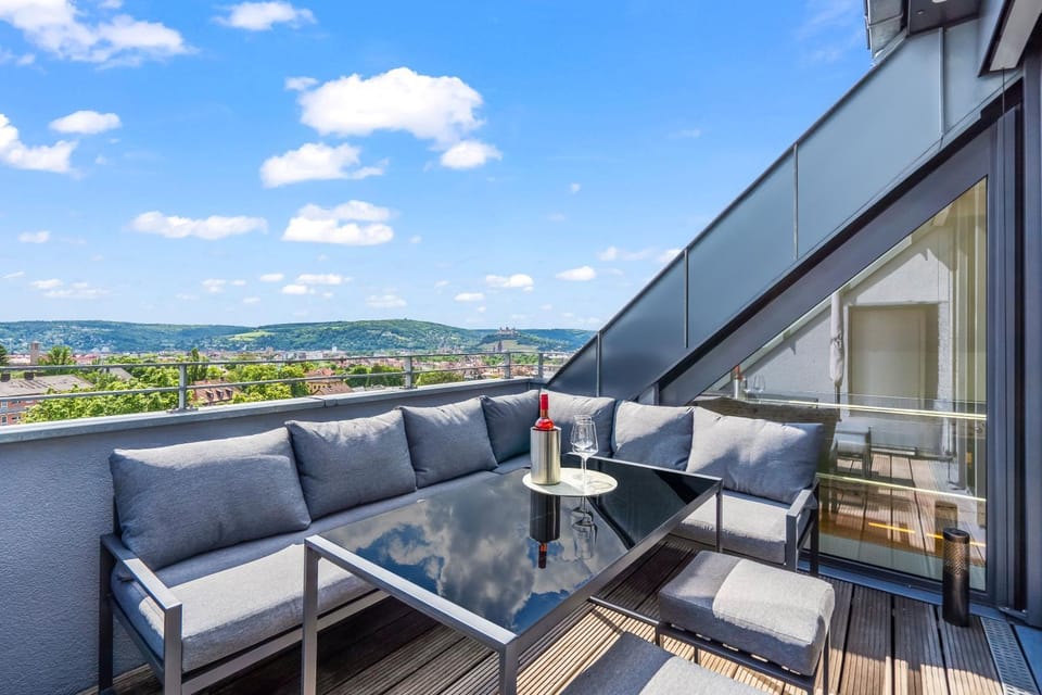 View (from property/room), Balcony/Terrace, Lounge or bar, Landmark view, Sunrise, Sunset