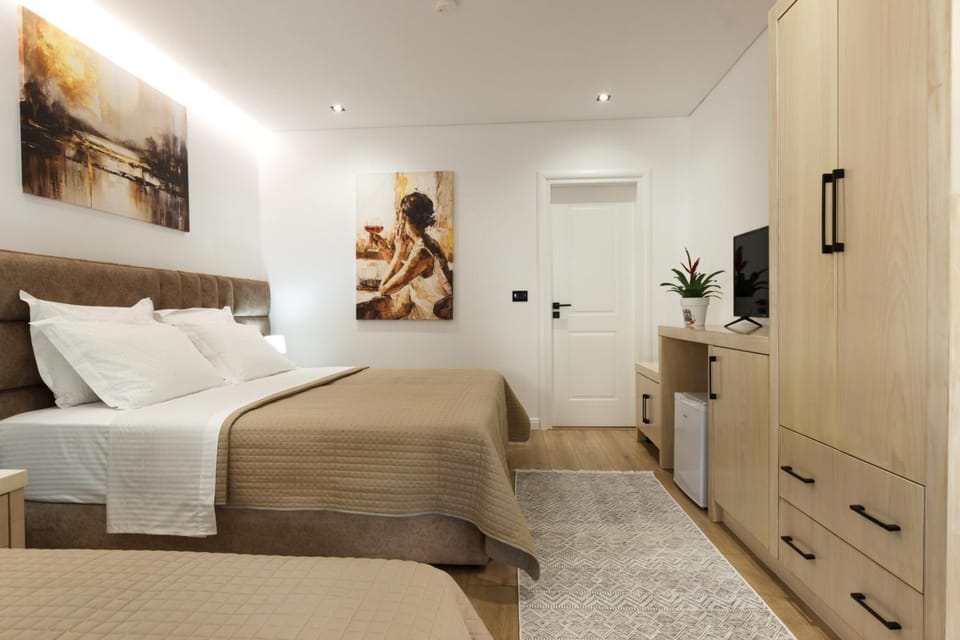Bed, TV and multimedia, Photo of the whole room, Bedroom, wardrobe