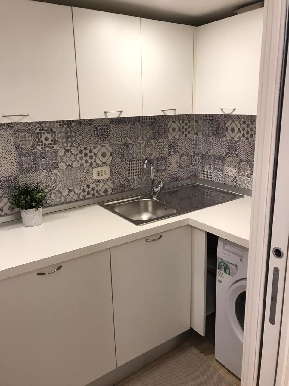 Kitchen or kitchenette, washing machine