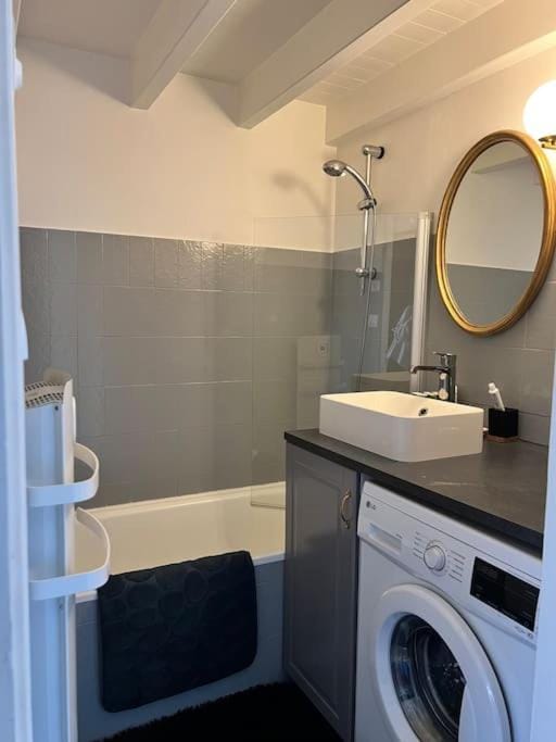 Shower, Bathroom, Bath, towels, washing machine, dryer